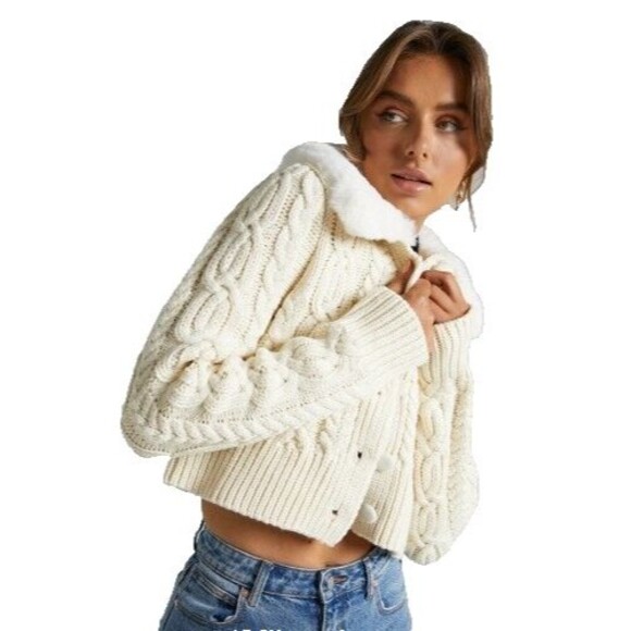 Lioness Gigi Crop Cardigan Womens Size M Cream Faux Fur Collar Cable Knit NWT - Picture 1 of 16